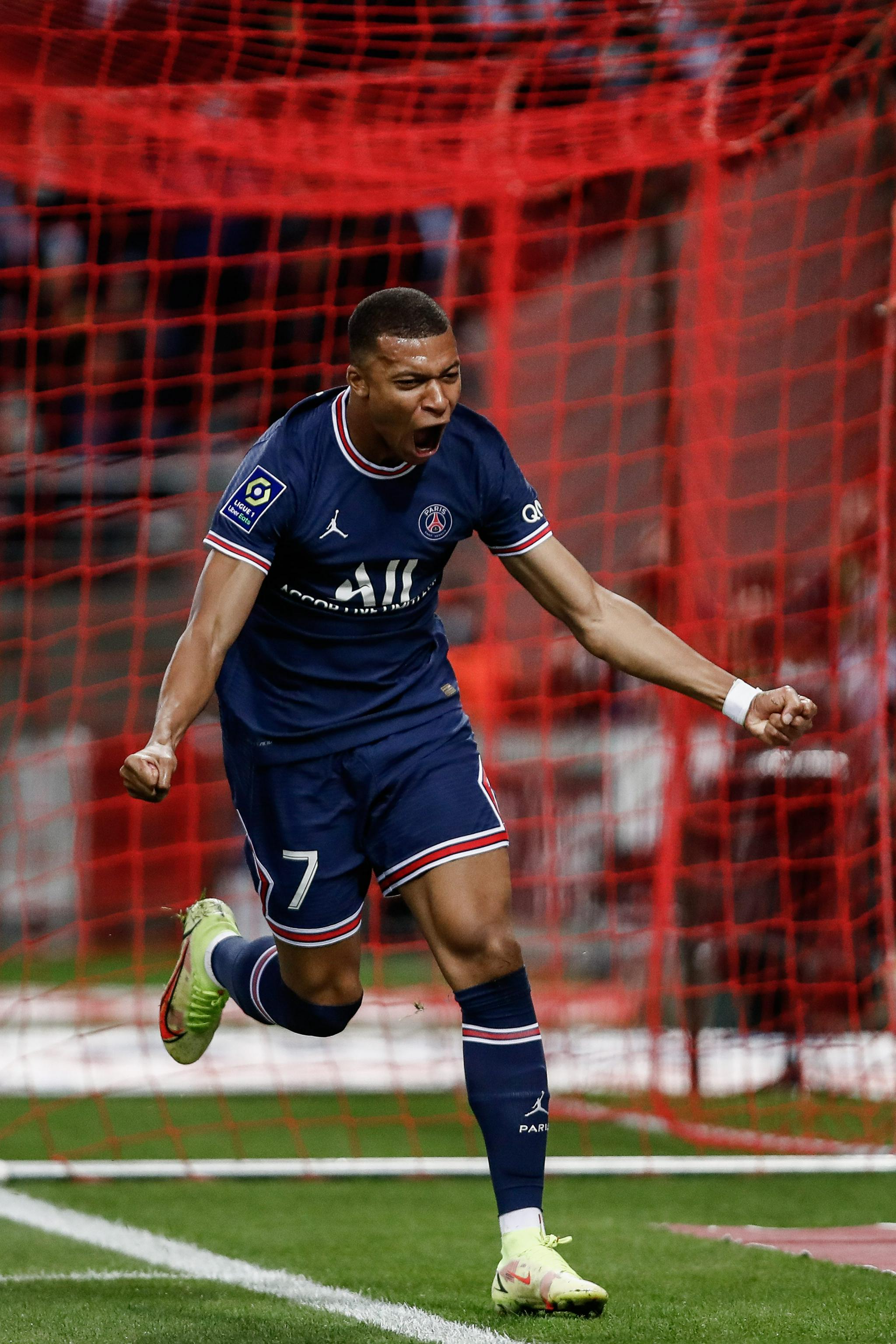 姆巴佩：四球建功刷新皇马进球纪录，坦言与传奇并肩倍感荣幸（姆巴佩大四喜改写皇马进球纪录：与传奇比肩倍感荣幸）