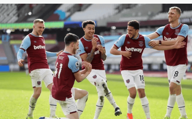 墨西哥一处世界杯训练场地状况百出：一角长满了树，边线是弯的（墨西哥一世界杯训练场问题频出：角落长树、边线不直）