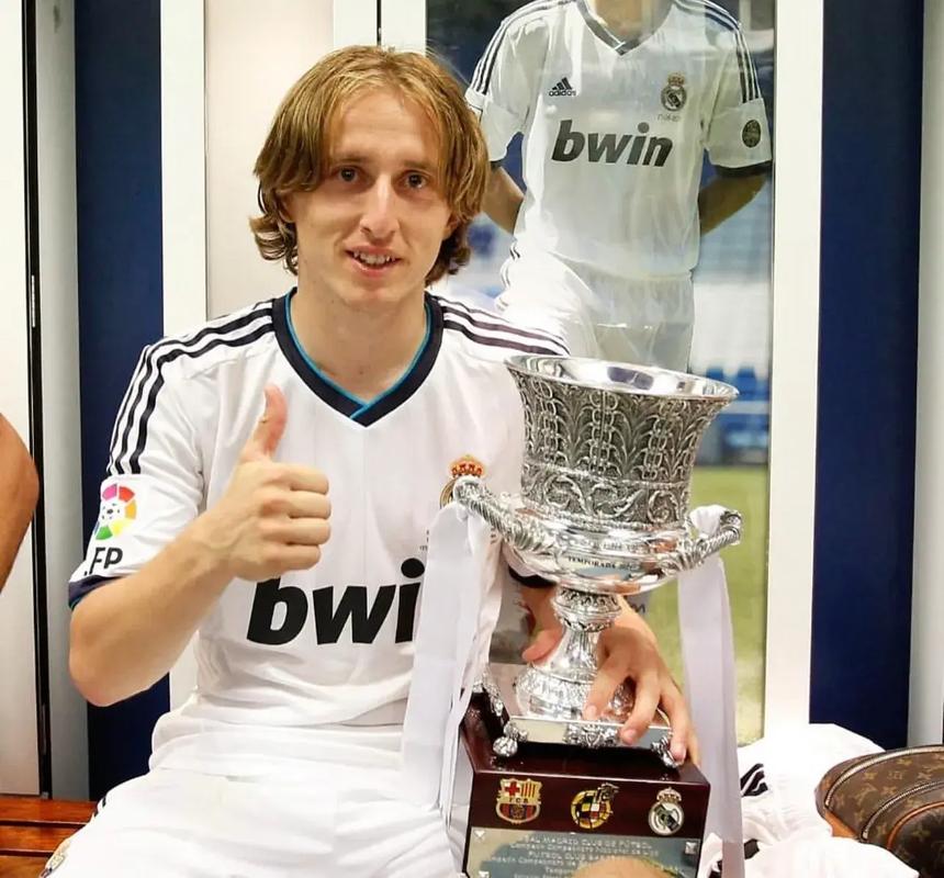 今晚，上海海港门将颜骏凌首发出场，迎来了他代表俱...（今晚，上海海港门将颜骏凌以首发身份出战，迎来其代表俱乐部的重要时刻）