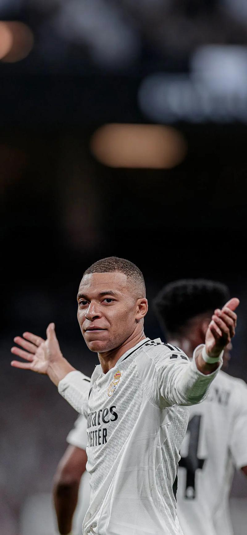 西甲：巴萨客场3-1战胜赫罗纳（西甲客场告捷：巴萨3-1力克赫罗纳）