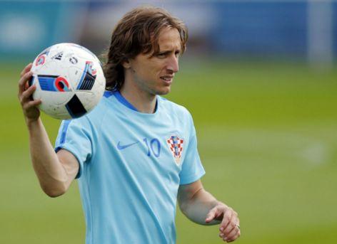 大家好，我是冷刺孙兴憨本人！（嗨，冷刺孙兴憨在此！）